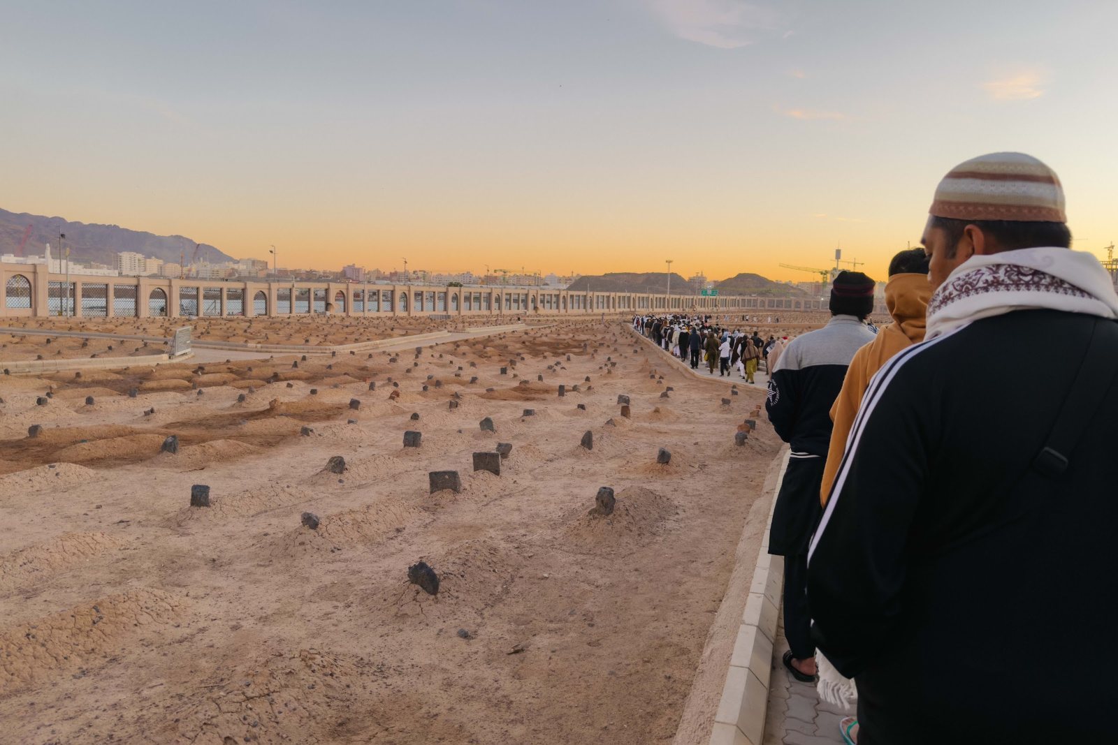 Jemaah menziarahi Perkuburan Baqi' selepas Subuh, Madinah