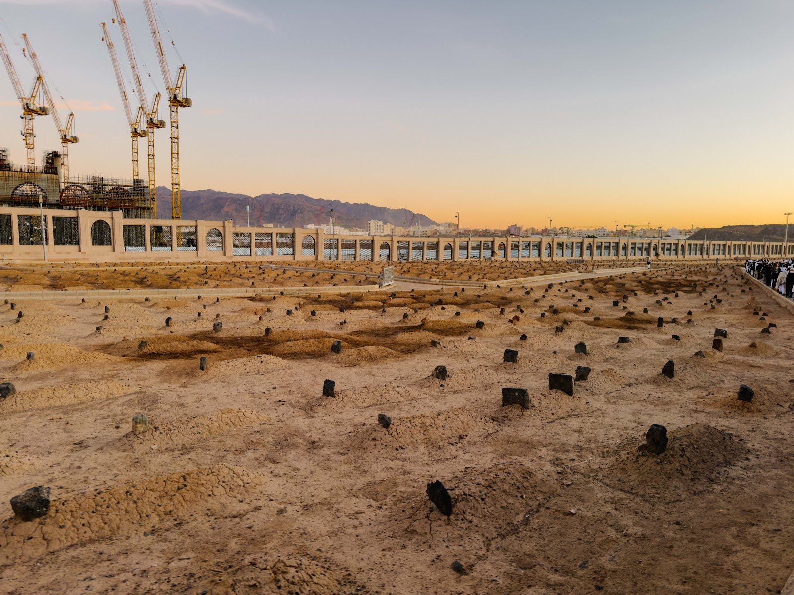 Perkuburan Baqi di Madinah pada waktu pagi dengan batu penanda kubur yang sederhana