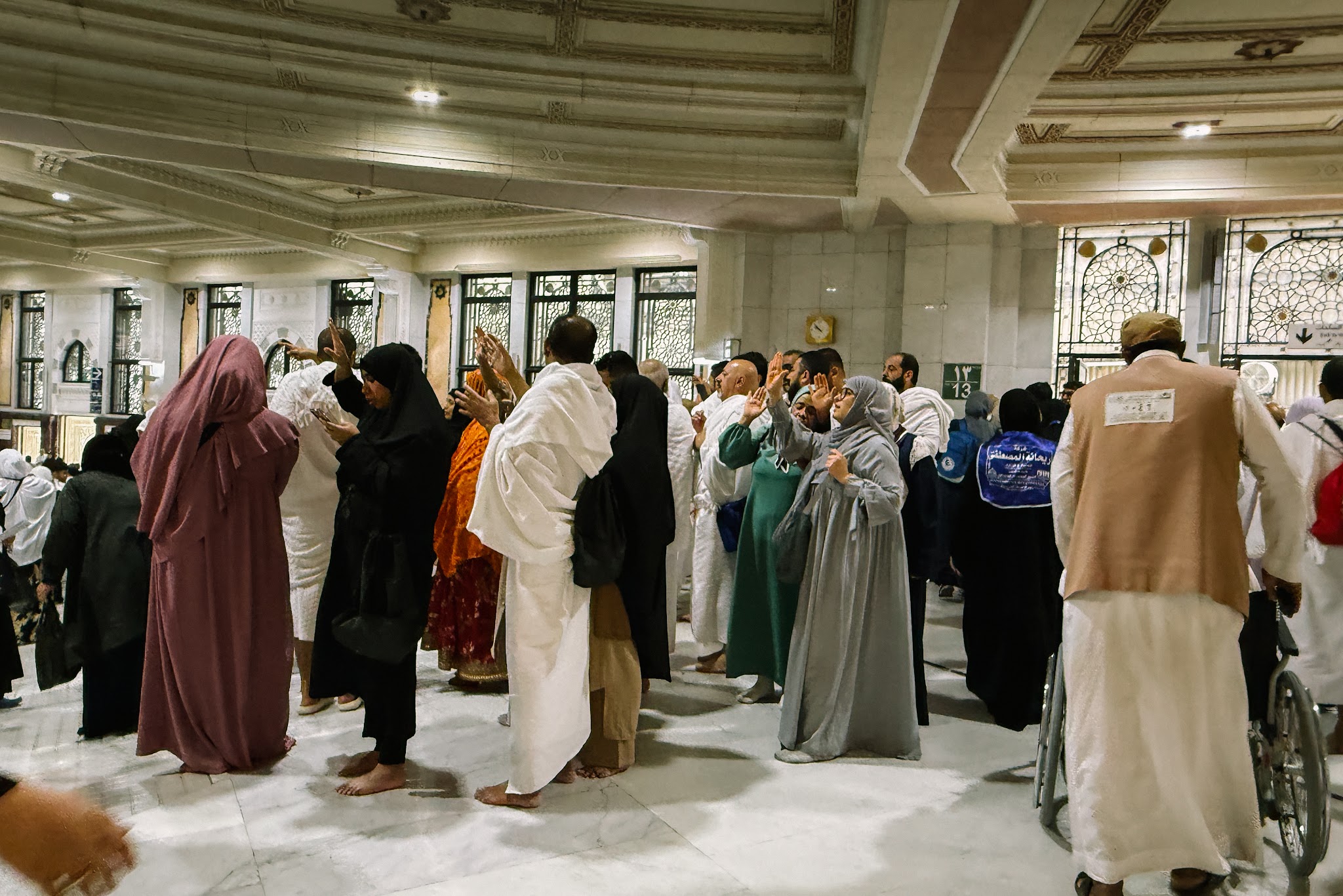 Jemaah di ruang Masjidil Haram, Makkah