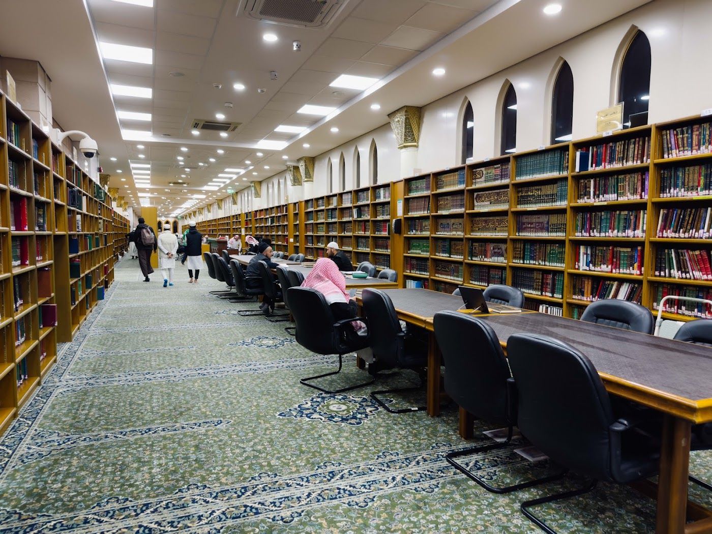 Ruang bacaan perpustakaan Masjid Nabawi