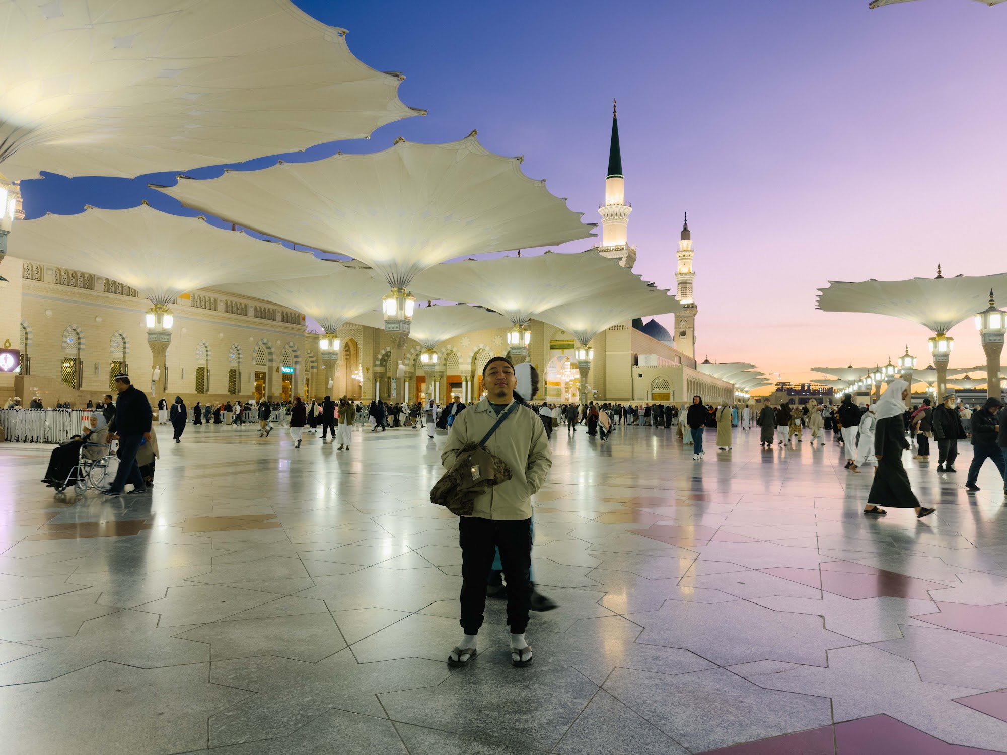 Payung gergasi dan dataran Masjid Nabawi pada waktu subuh