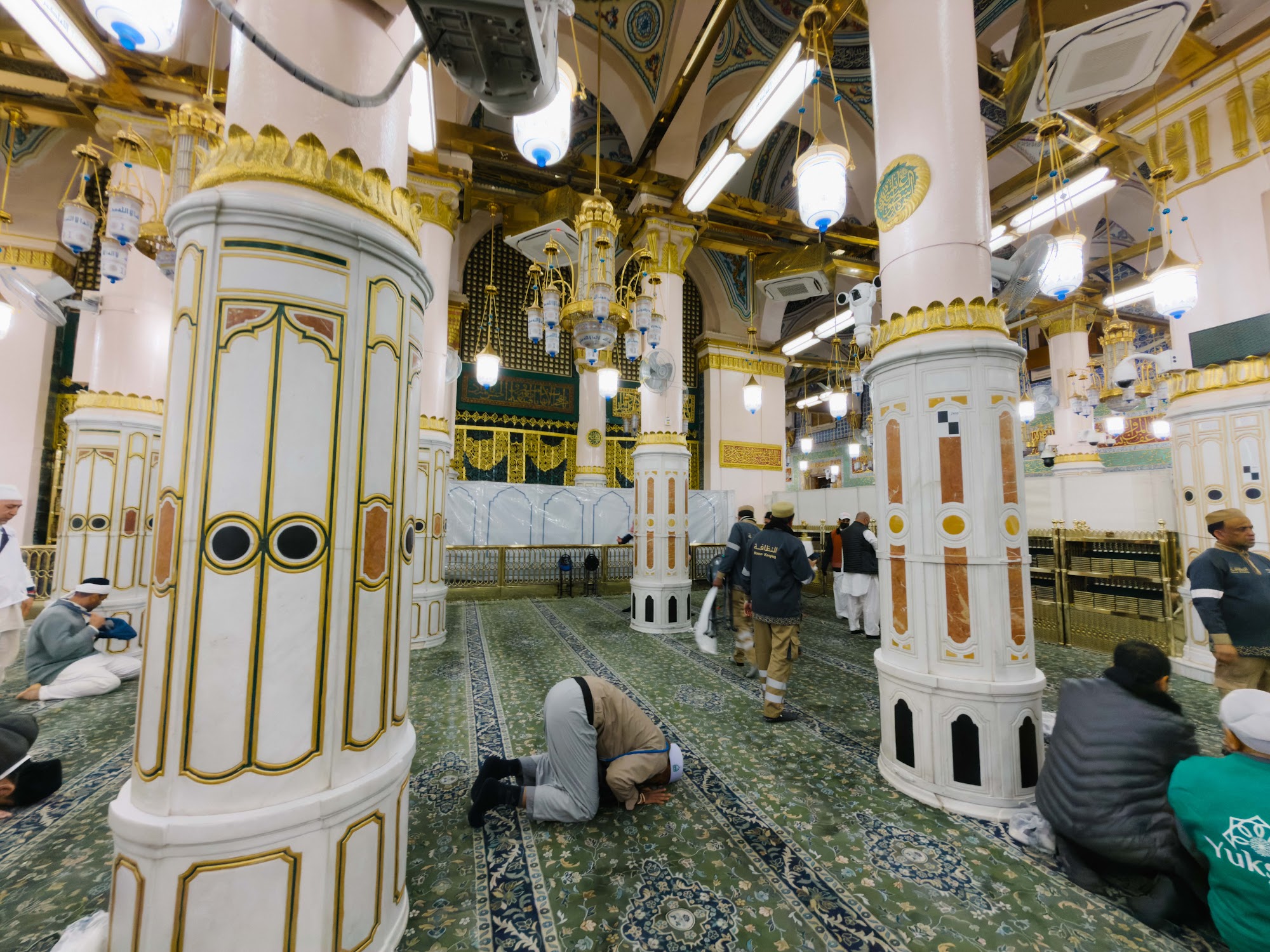 Ruang dalam Masjid Nabawi dengan tiang dan hiasan keemasan
