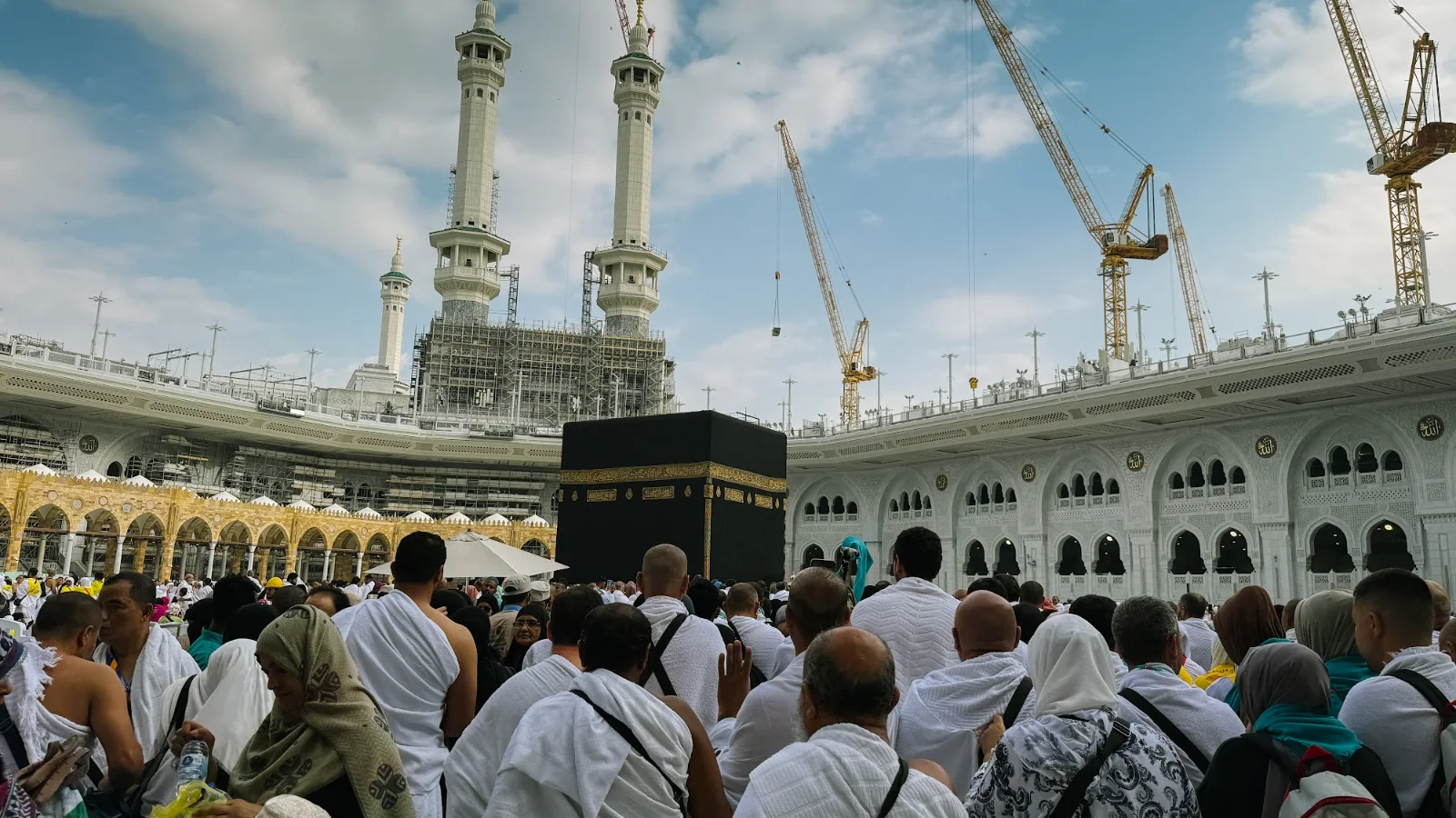 Jemaah di dataran tawaf menghadap Kaabah di Masjidil Haram, Makkah