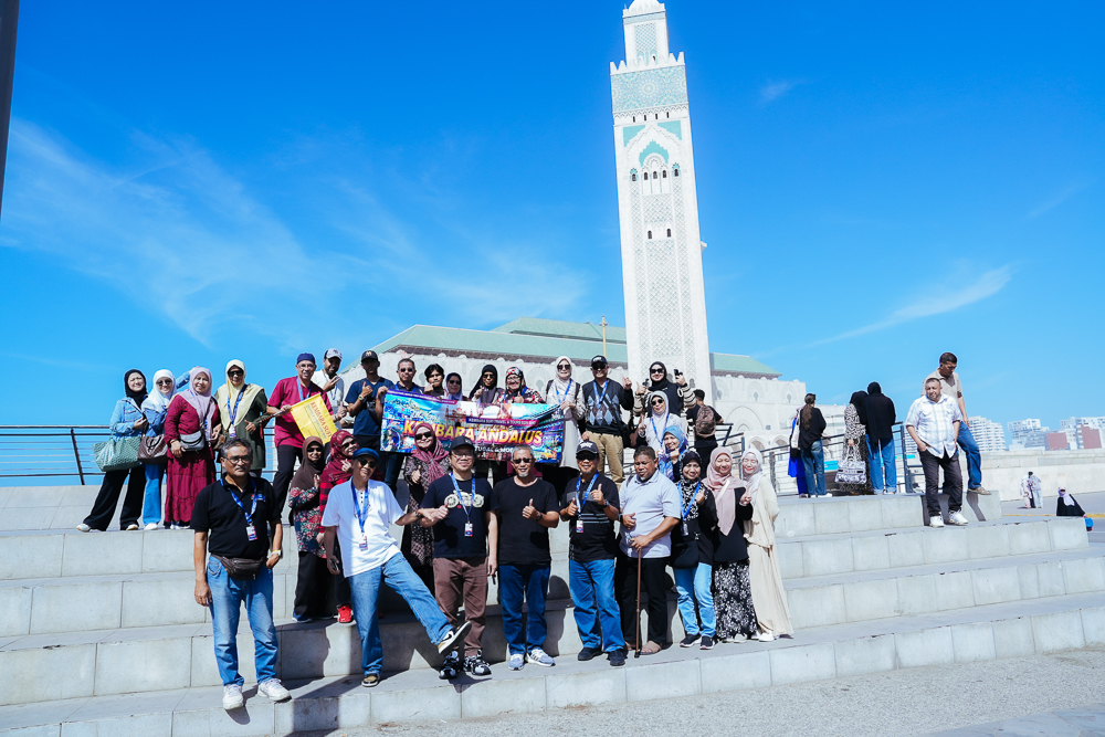 Peserta Kembara Sufi di tangga dataran Masjid Hassan II Casablanca