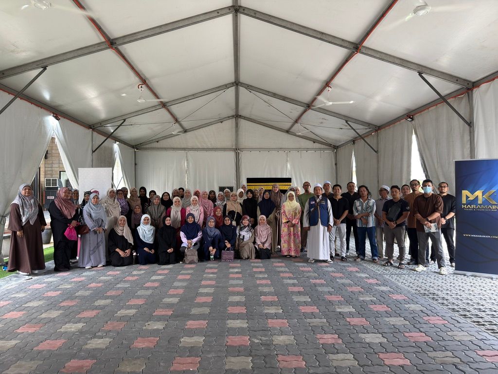 Peserta kursus umrah bergambar selepas latihan praktikal