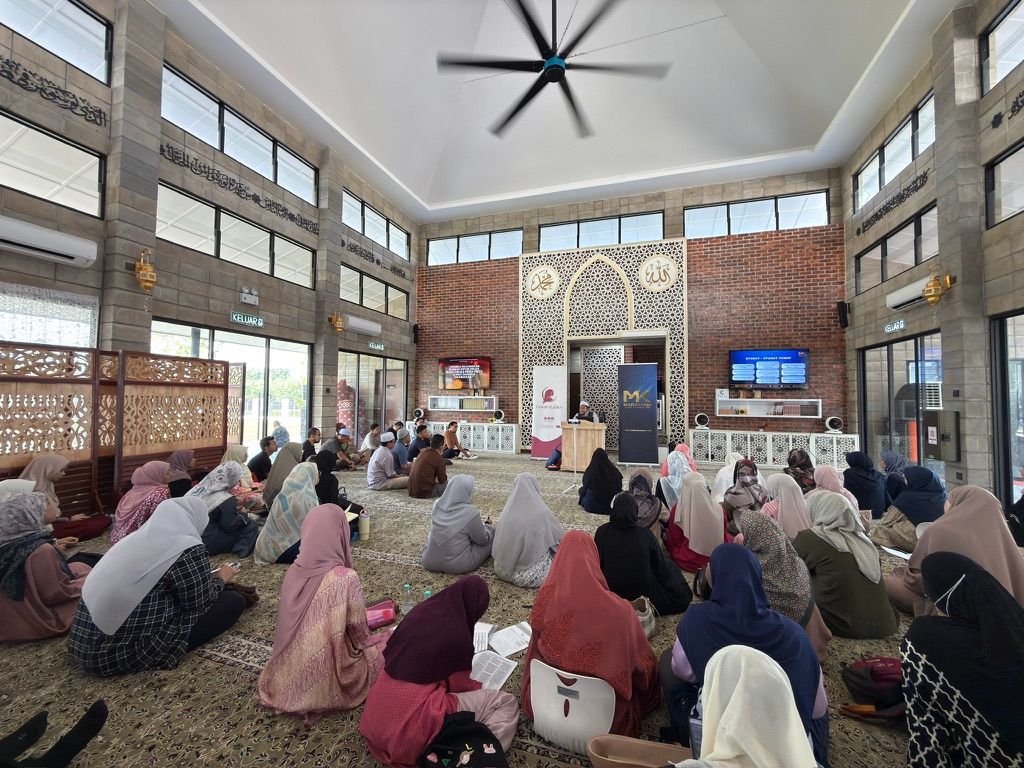 Peserta lelaki dan wanita mengikuti kursus umrah