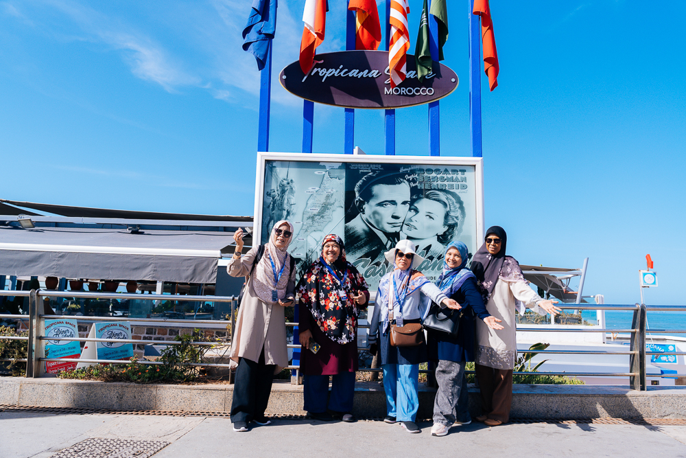 Peserta wanita Kembara Sufi bergambar di Corniche Casablanca