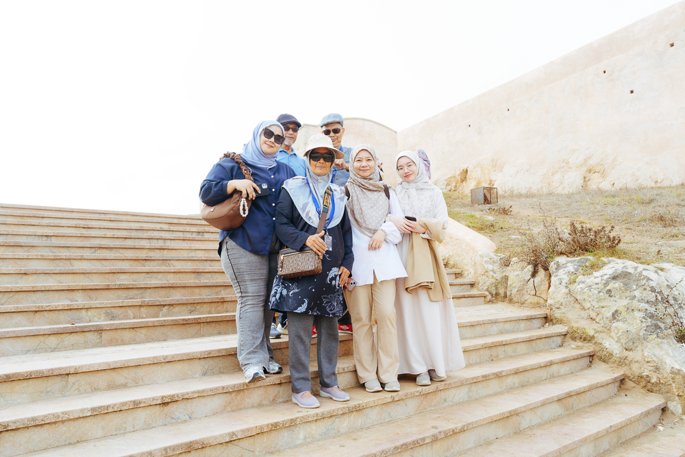 Peserta wanita Kembara Sufi di tangga Kasbah Udayas Rabat