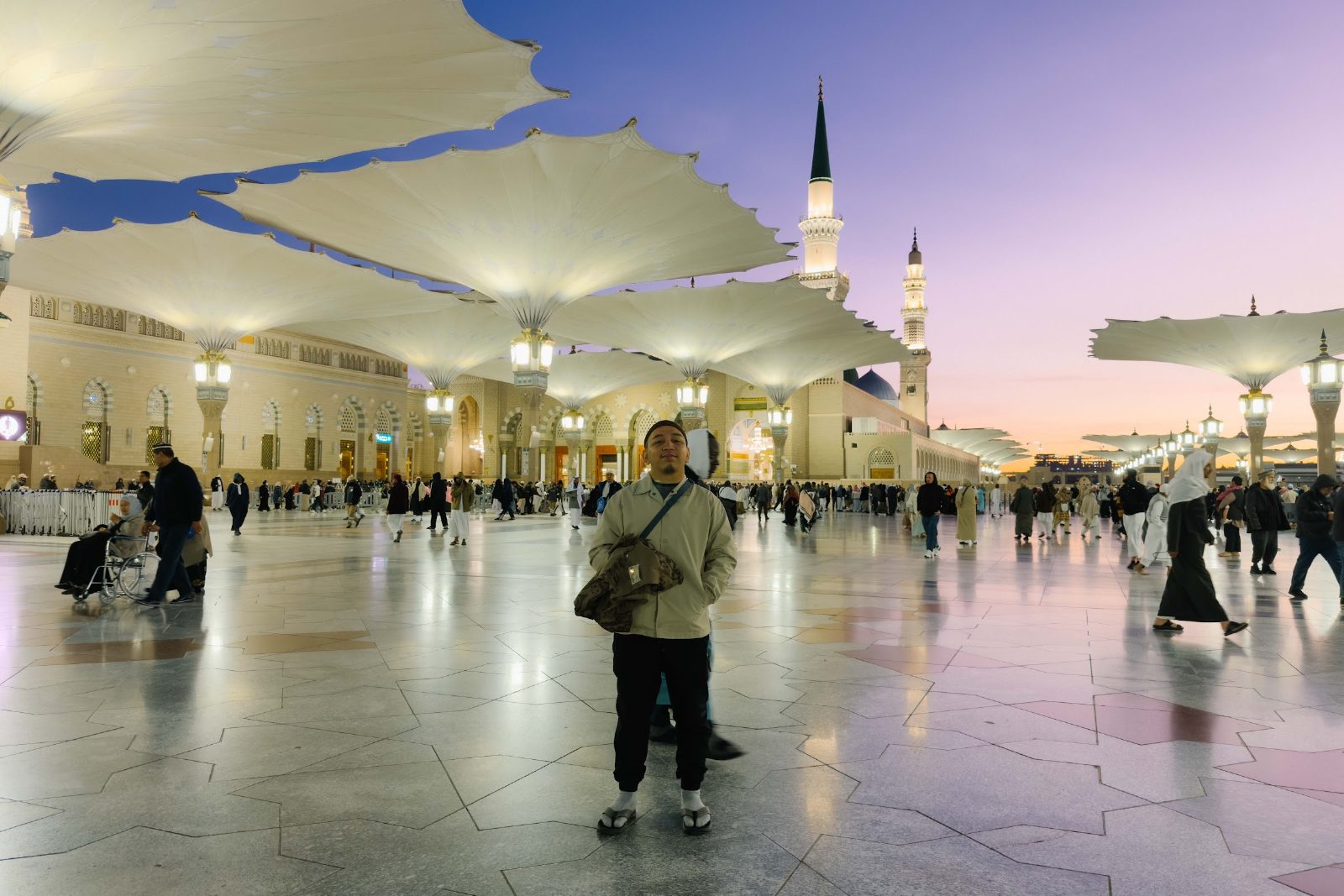 Dataran Masjid Nabawi pada waktu subuh dengan payung teduhan dan menara