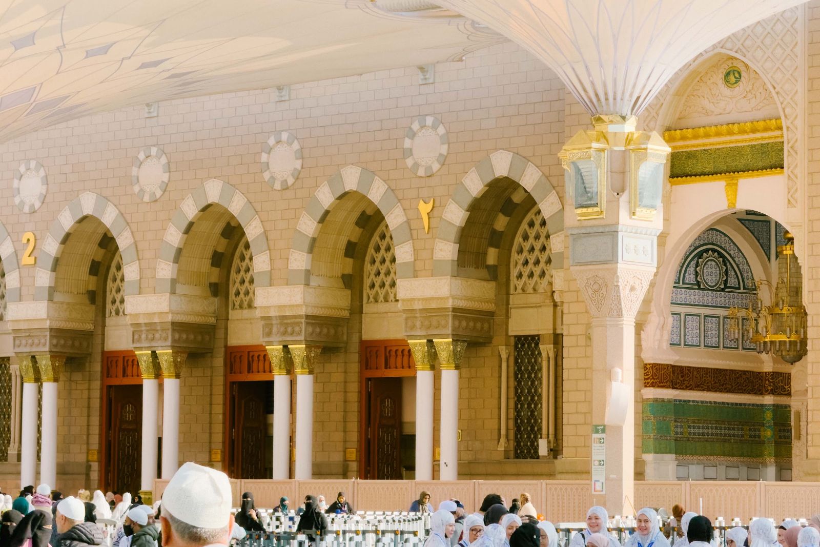 Lengkungan dan tiang berhias di bahagian lama Masjid Nabawi