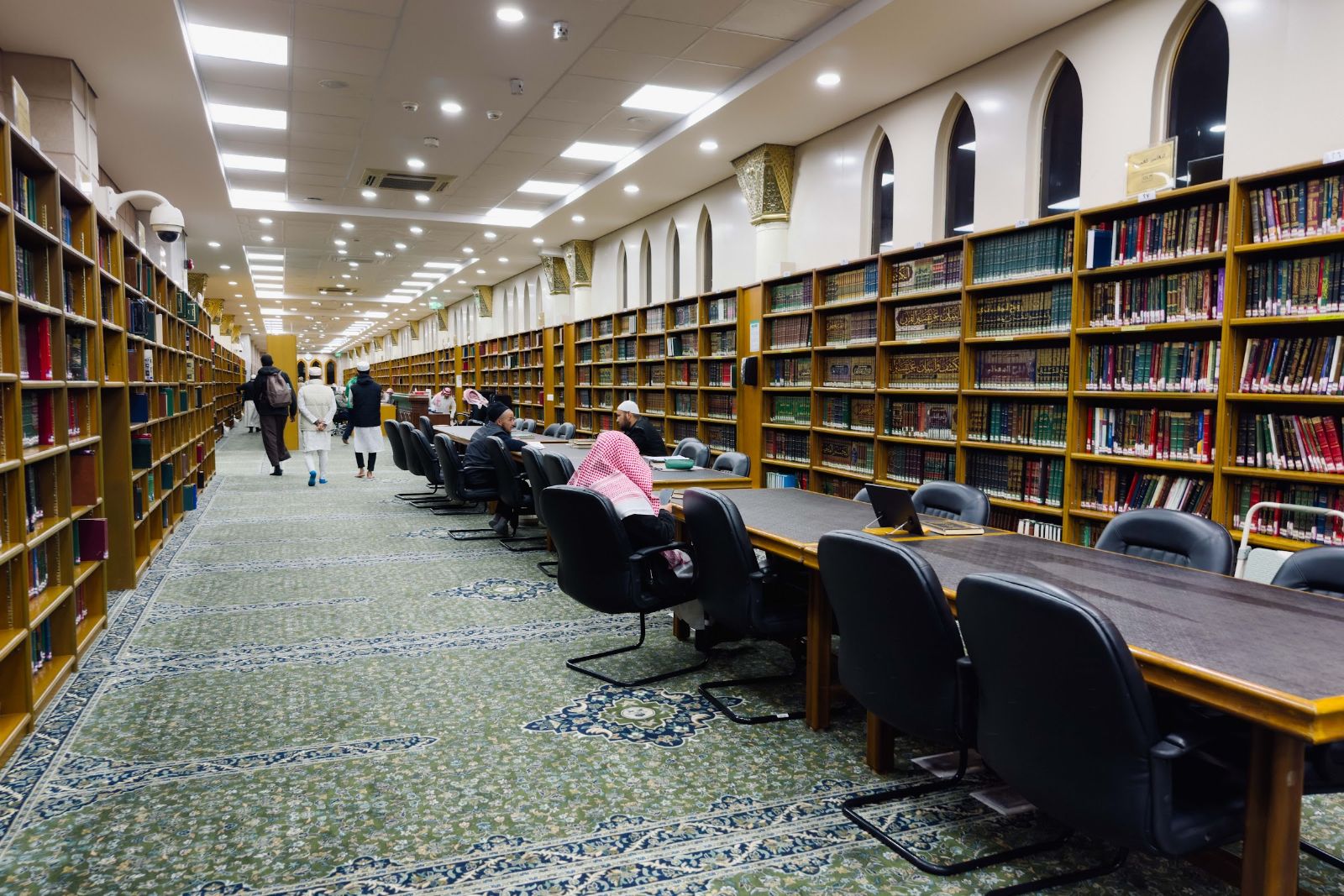 Ruang bacaan perpustakaan dengan deretan rak kitab di Masjid Nabawi