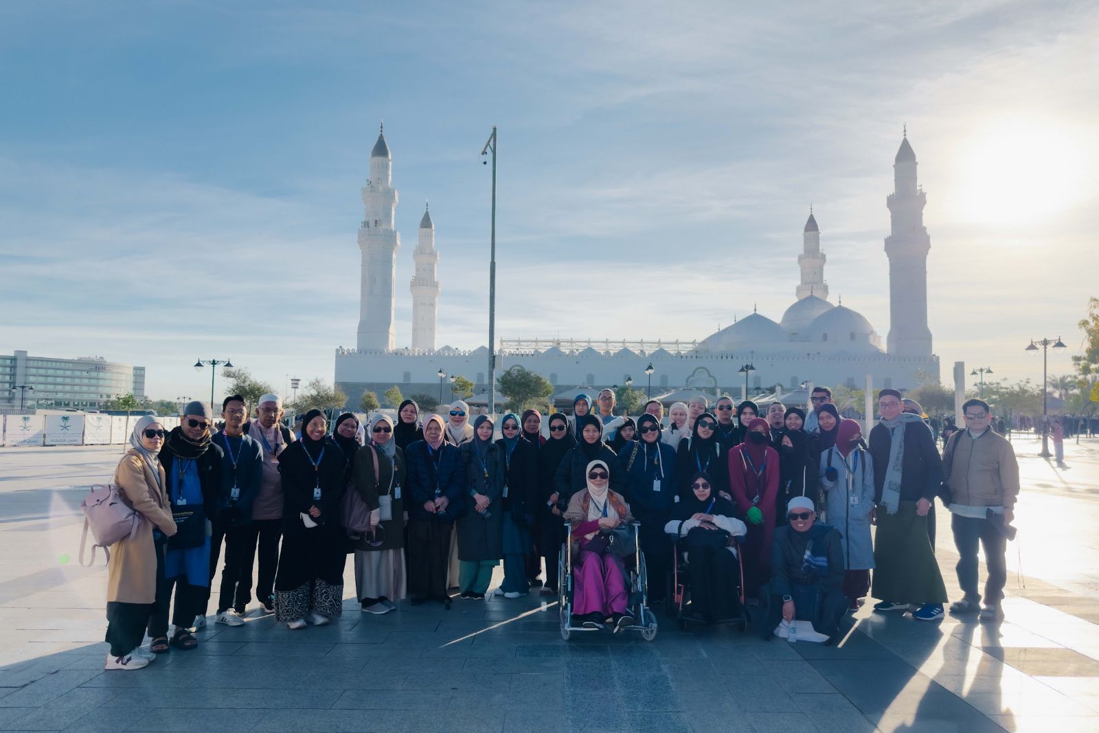 Rombongan jemaah MK Haramain bersama kru AkuIslam di hadapan Masjid Quba, Madinah