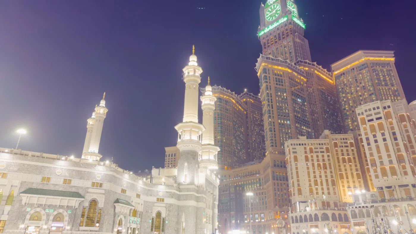 Pintu bernombor Masjidil Haram pada waktu malam berhampiran Menara Jam
