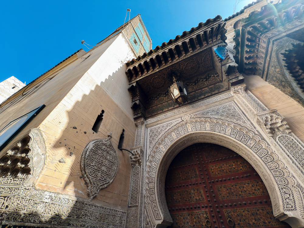 Pintu kayu berukir dan hiasan zellige di medina Fes