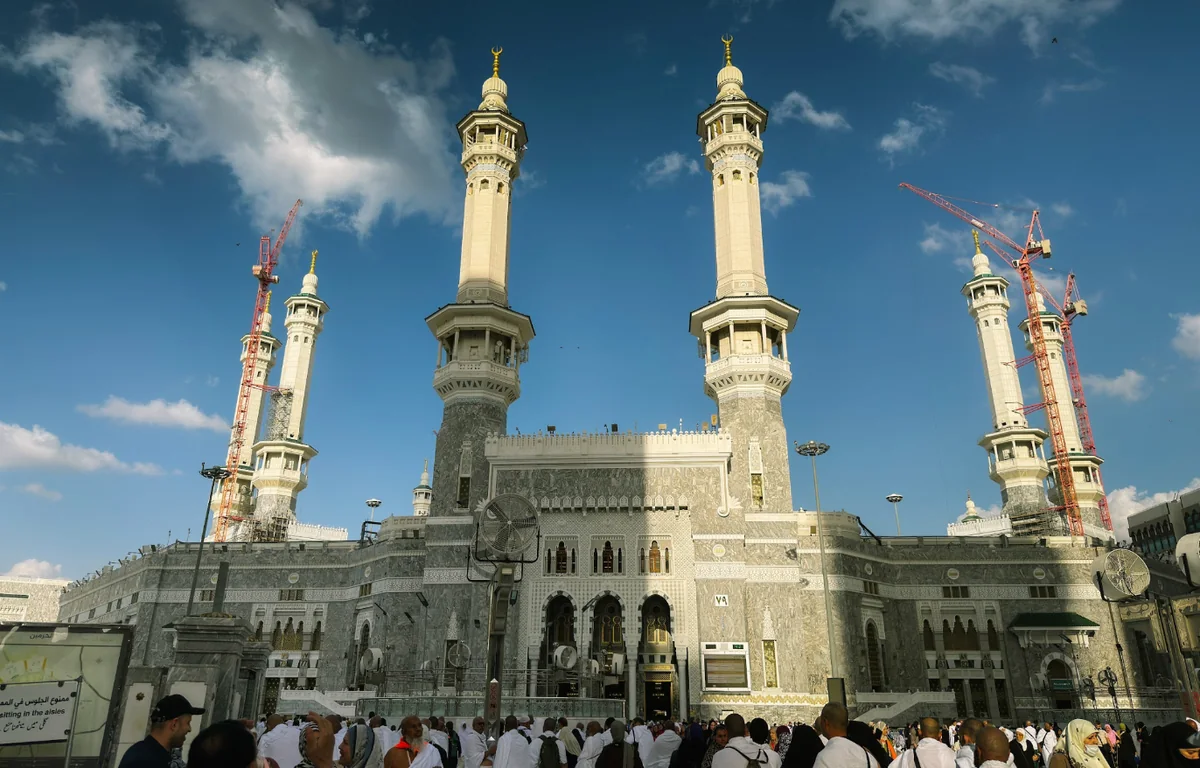 Pintu King Fahd di Masjidil Haram dengan dua menara utama