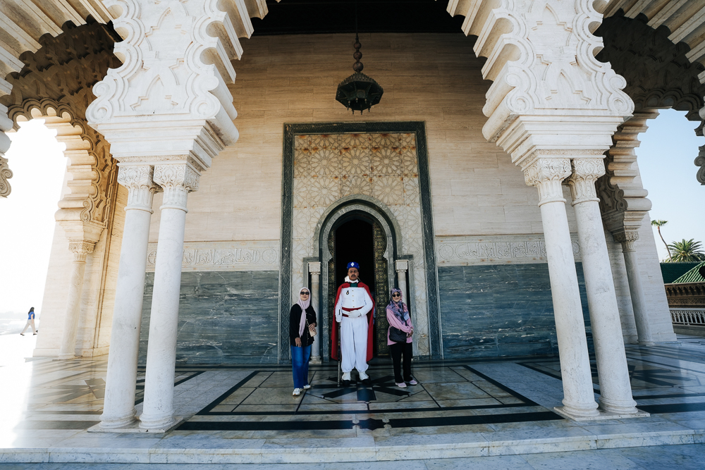 Pengawal diraja di pintu Makam Mohammed V Rabat