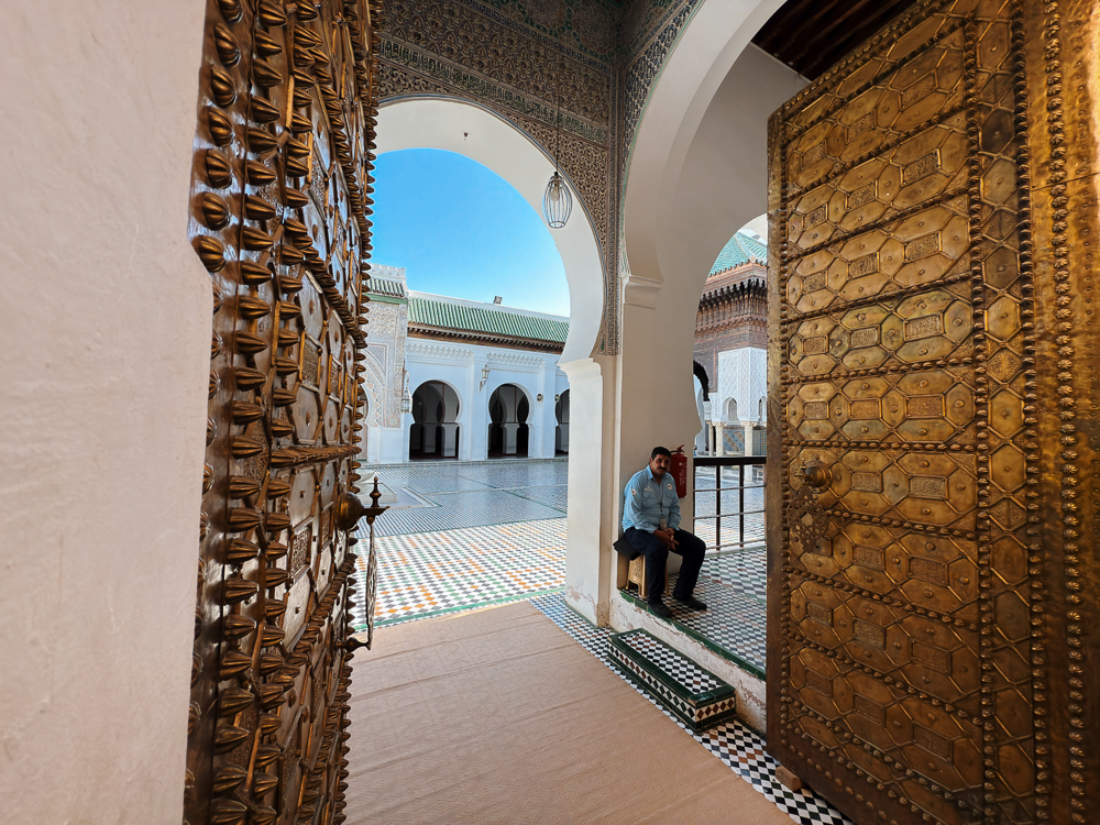 Pintu tembaga Masjid al-Qarawiyyin menghadap halaman masjid