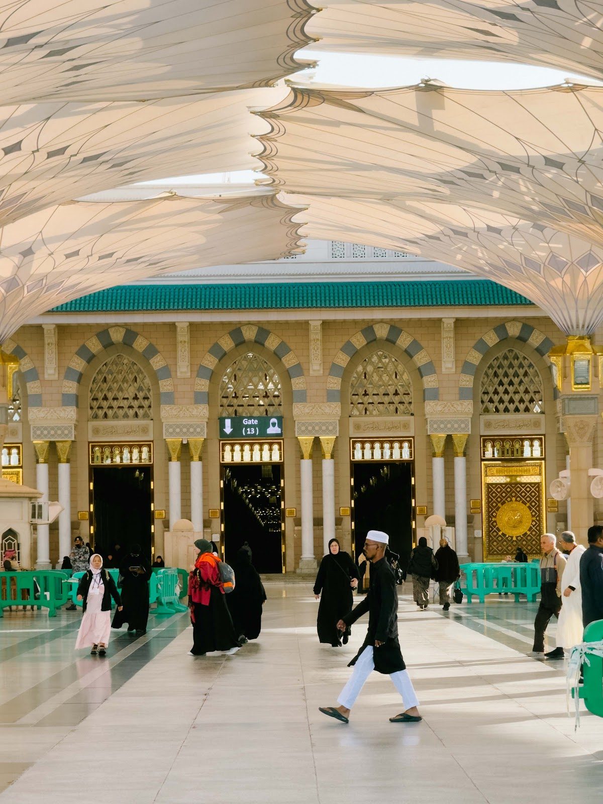 Pintu Masjid Nabawi di bawah payung gergasi
