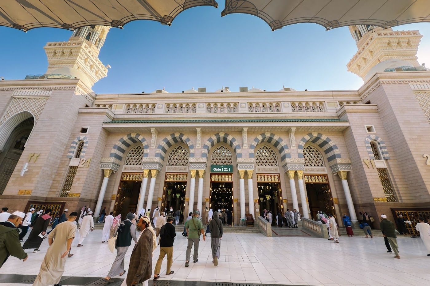 Pintu masuk dan dataran Masjid Nabawi