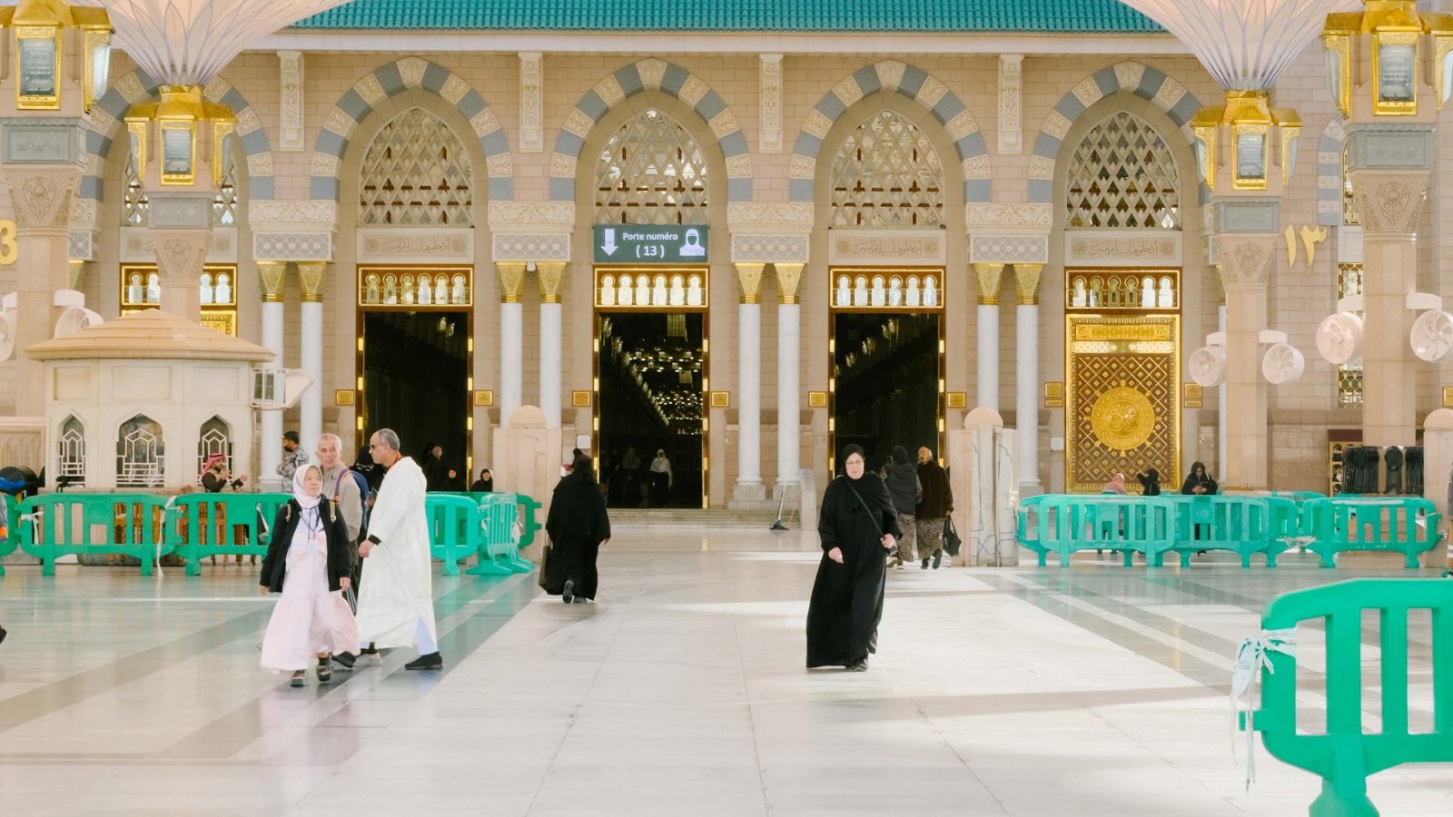 Deretan pintu masuk Masjid Nabawi dari arah dataran