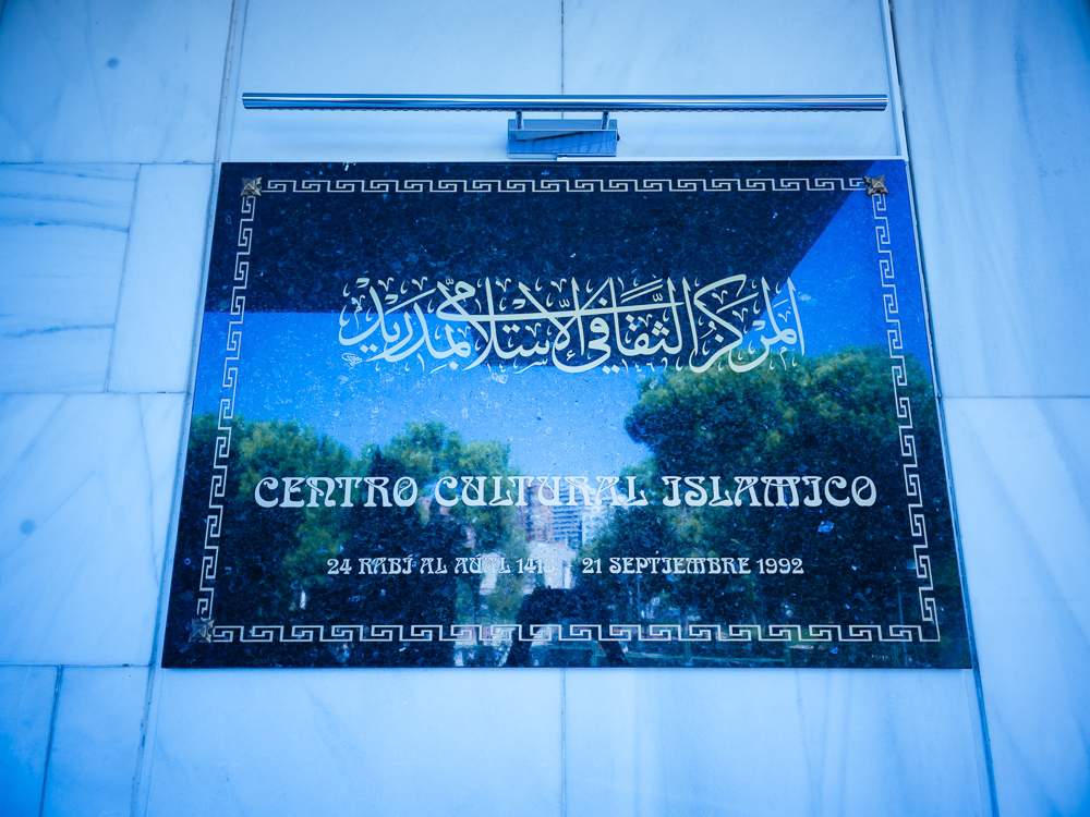 Plak pembukaan bertarikh 21 September 1992 dalam tulisan Arab dan Sepanyol