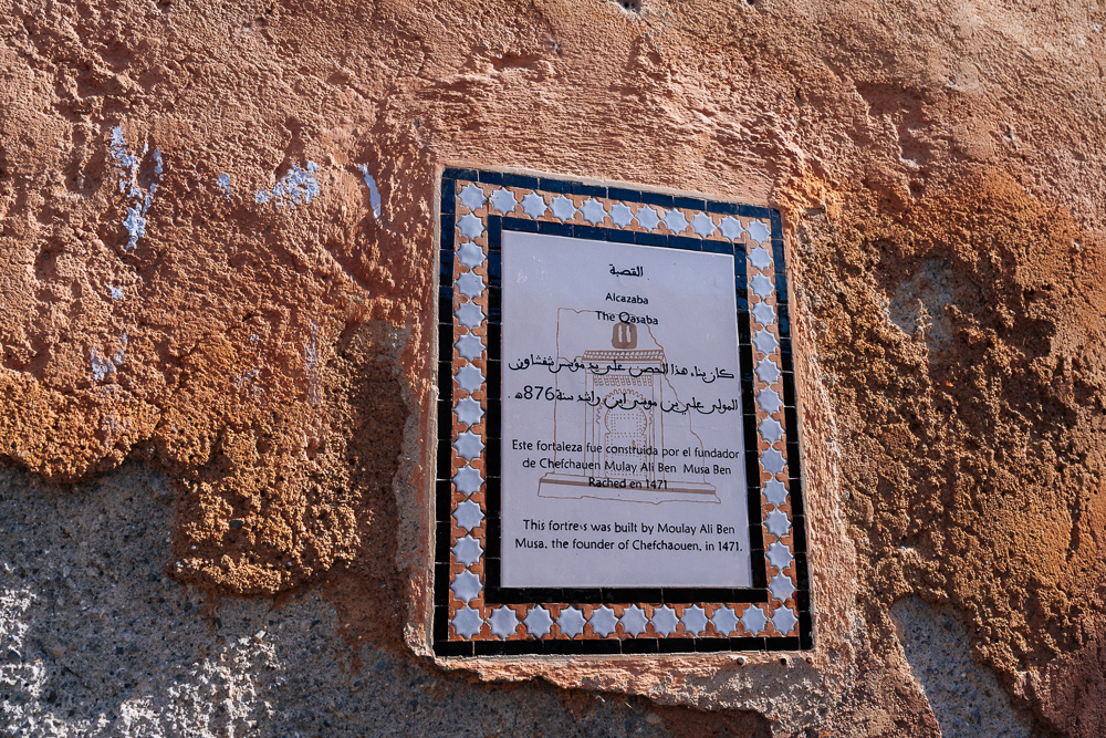 Plak maklumat sejarah pada tembok Kasbah Chefchaouen