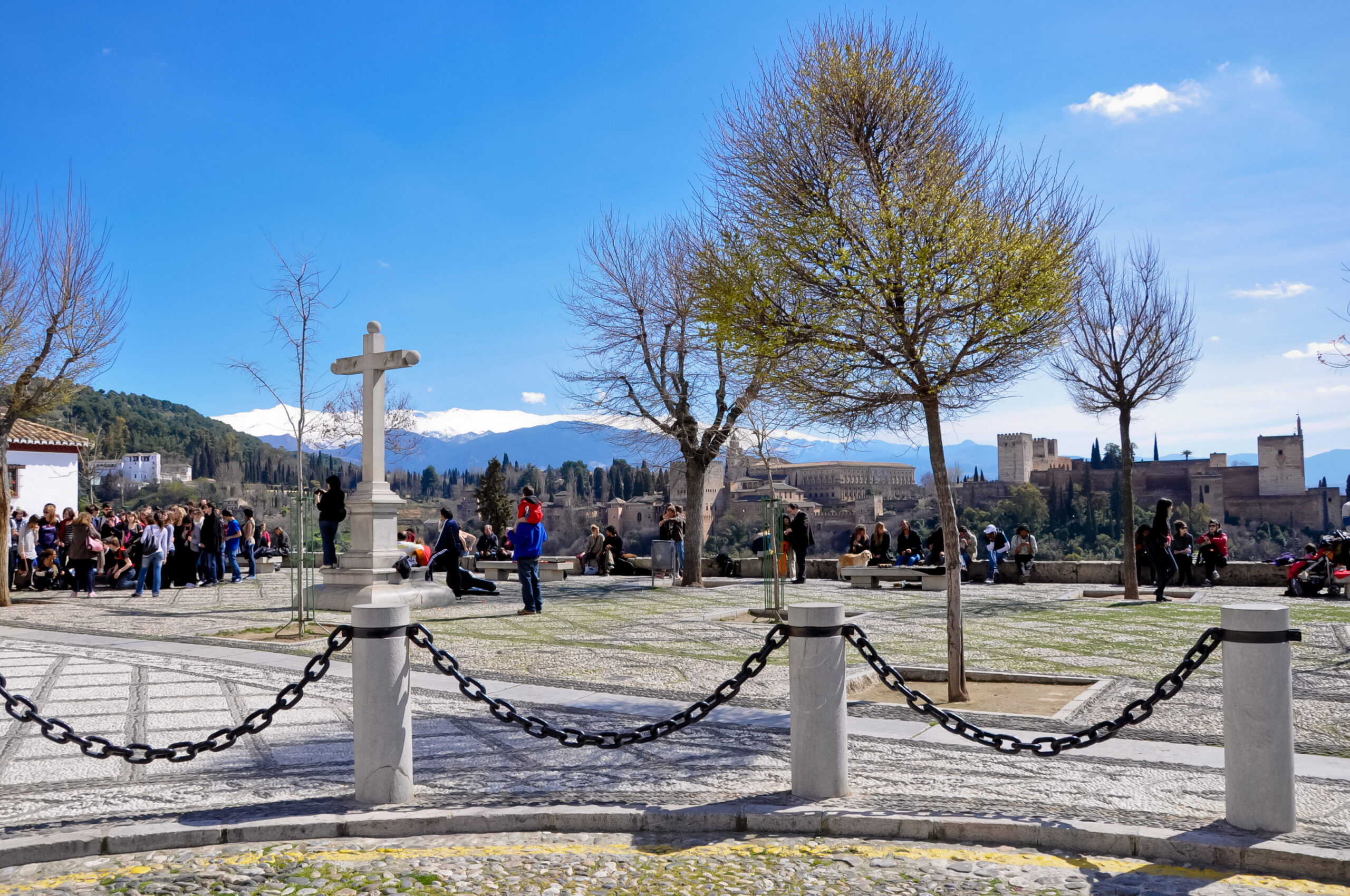 Dataran Mirador de San Nicolás dengan salib batu dan pokok rendang, Granada