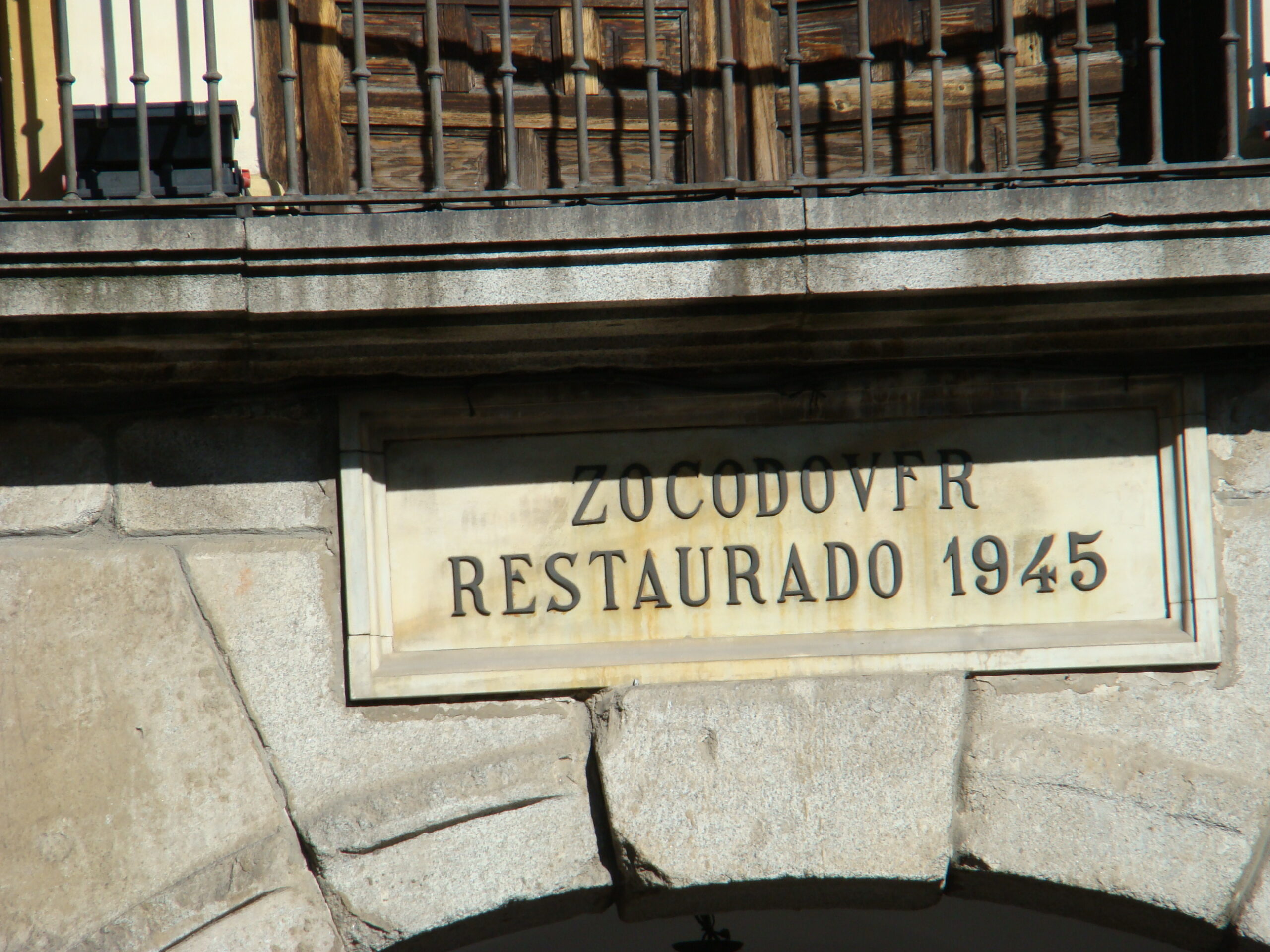 Plak bertulis Zocodover Restaurado 1945 di Toledo