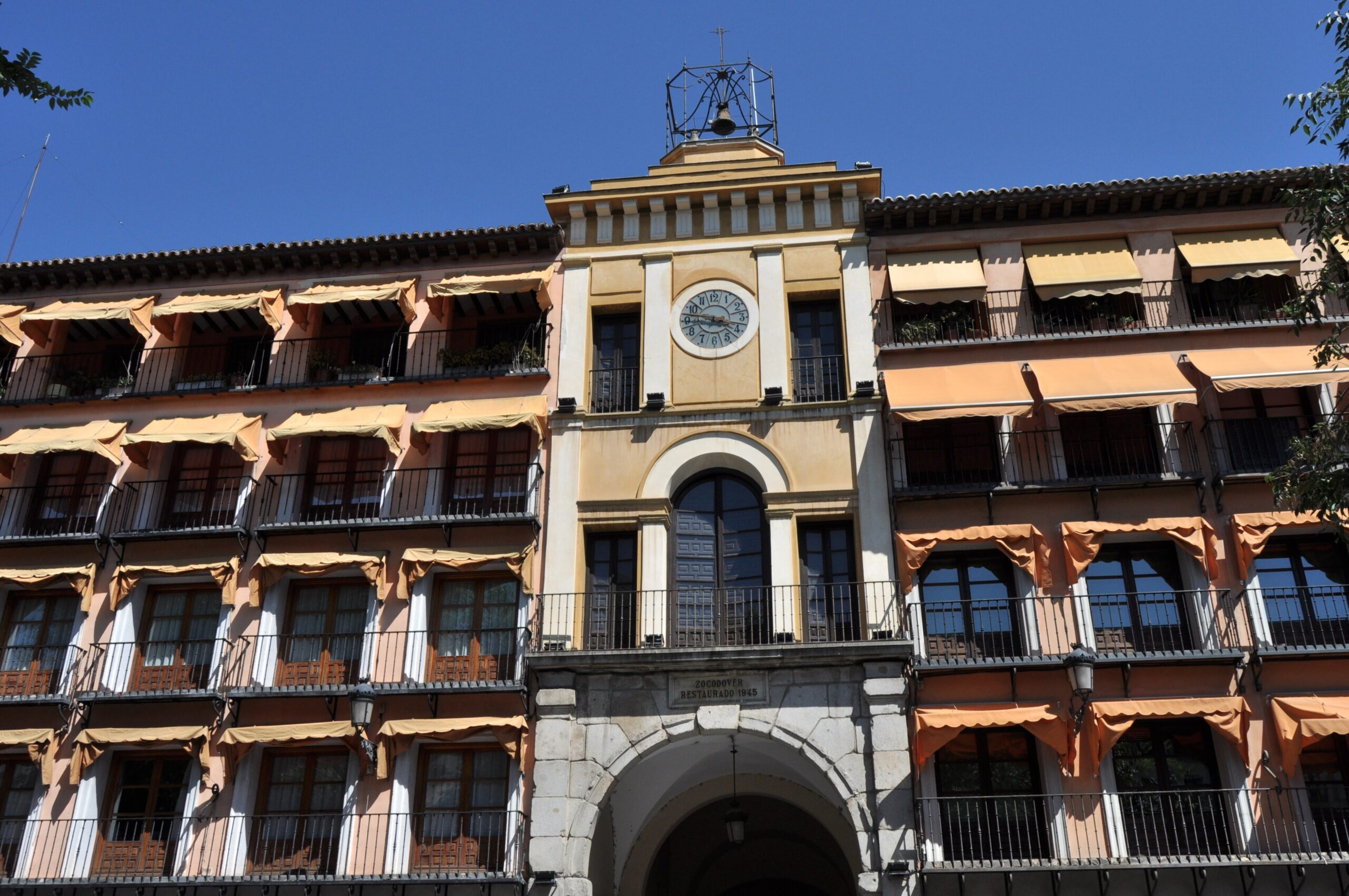 Plaza de Zocodover Toledo dengan bangunan berjam dan Arco de la Sangre