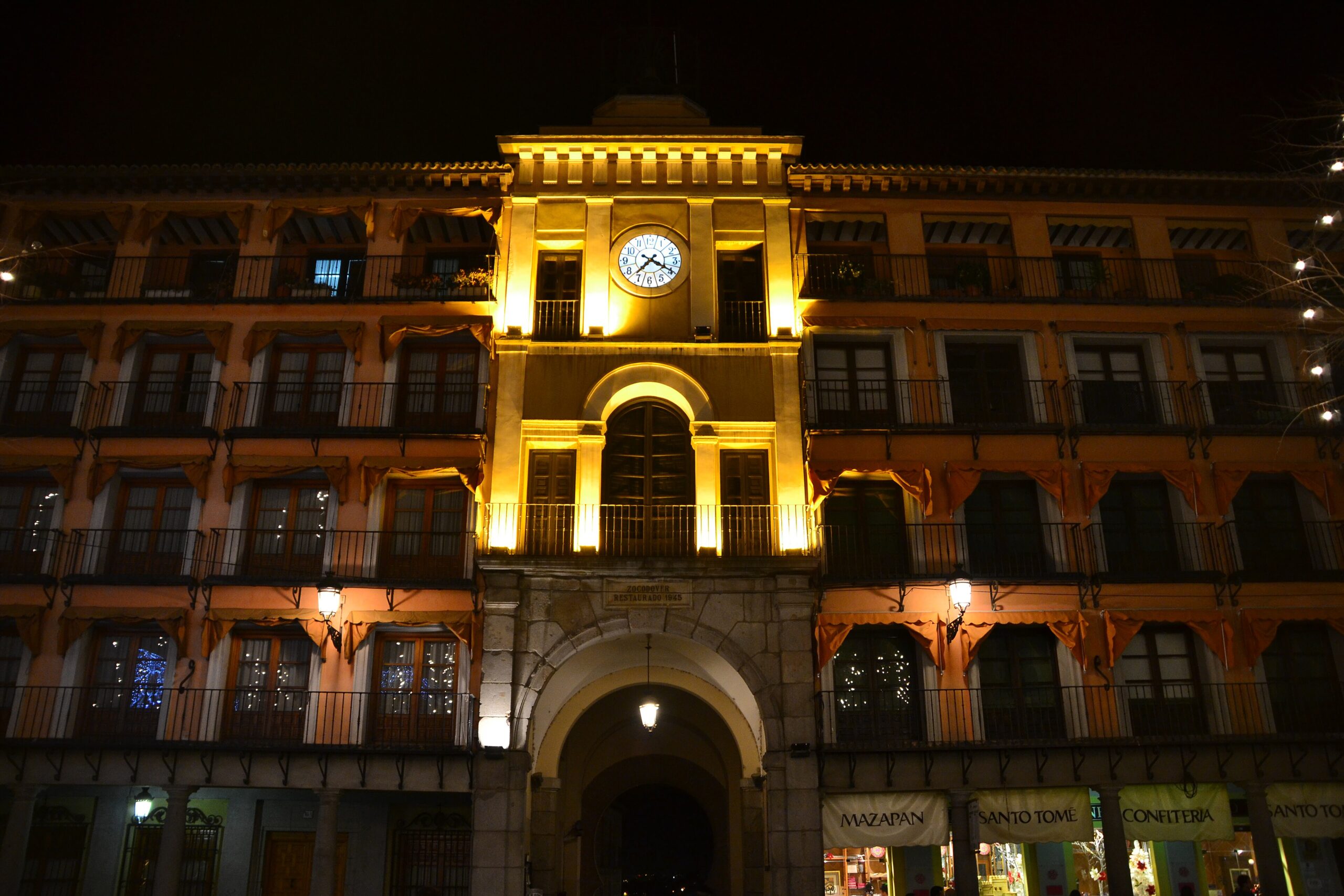 Plaza de Zocodover Toledo pada waktu malam dengan lampu perayaan