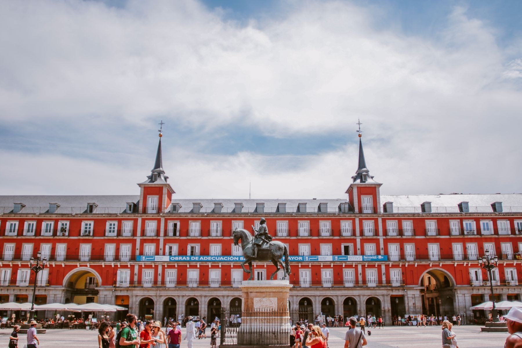 Plaza Mayor Madrid dengan Casa de la Panadería dan patung berkuda Philip III
