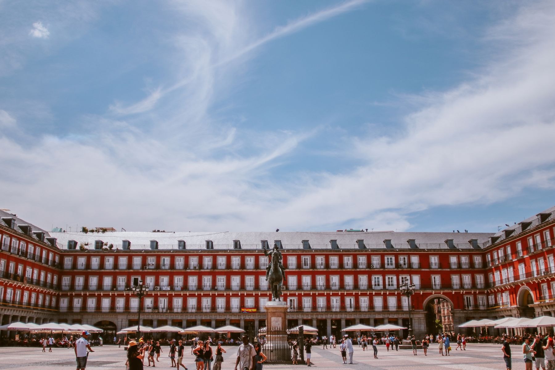 Panorama dataran segi empat Plaza Mayor Madrid