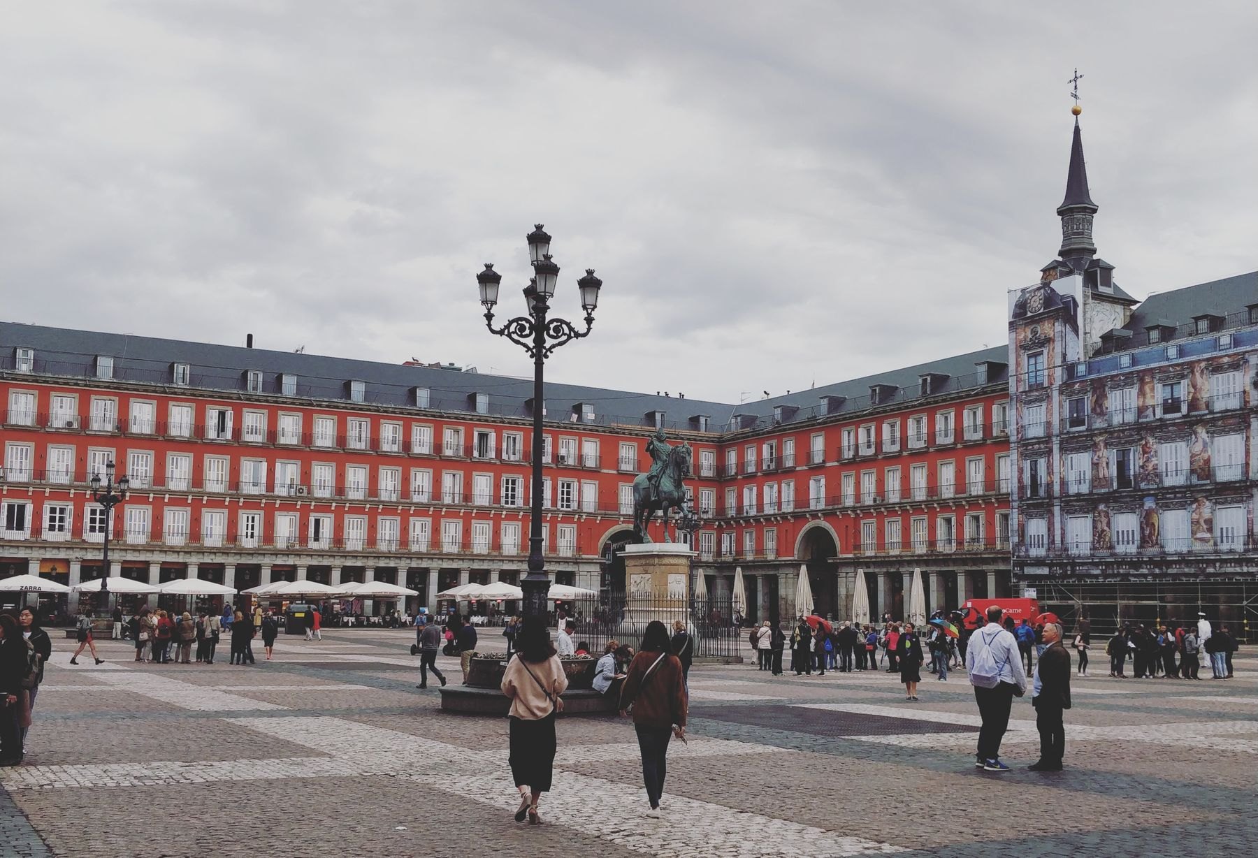 Suasana pengunjung di Plaza Mayor dengan patung Philip III