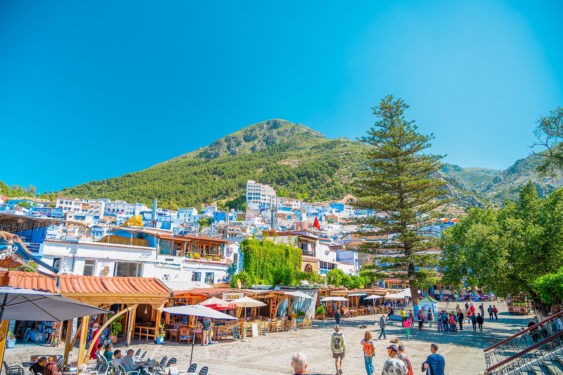 Plaza Outa el-Hammam dengan tembok Kasbah dan Banjaran Rif di Chefchaouen