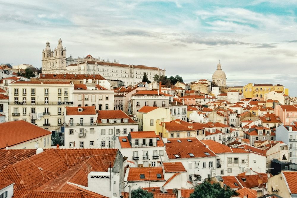 Bumbung dan menara gereja di kejiranan Alfama, Lisbon