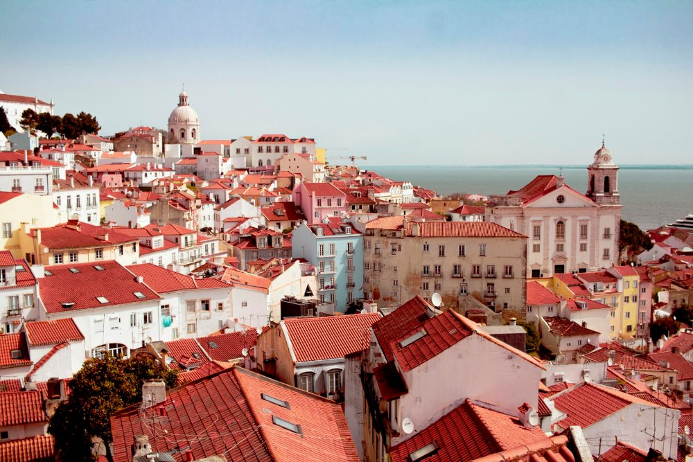 Panduan melawat Portugal, bumbung merah kejiranan Alfama di Lisbon menghadap Sungai Tagus