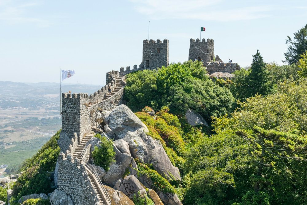 Panduan melawat Portugal, tembok Castelo dos Mouros di puncak bukit Sintra