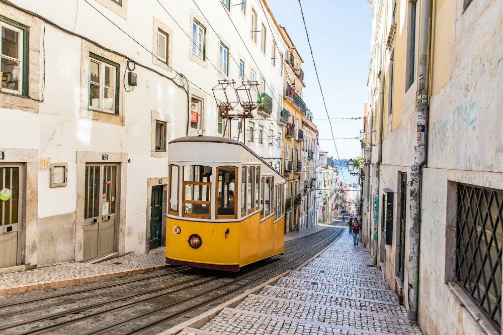 Panduan melawat Portugal, kereta kabel kuning Elevador da Bica di lorong curam Lisbon