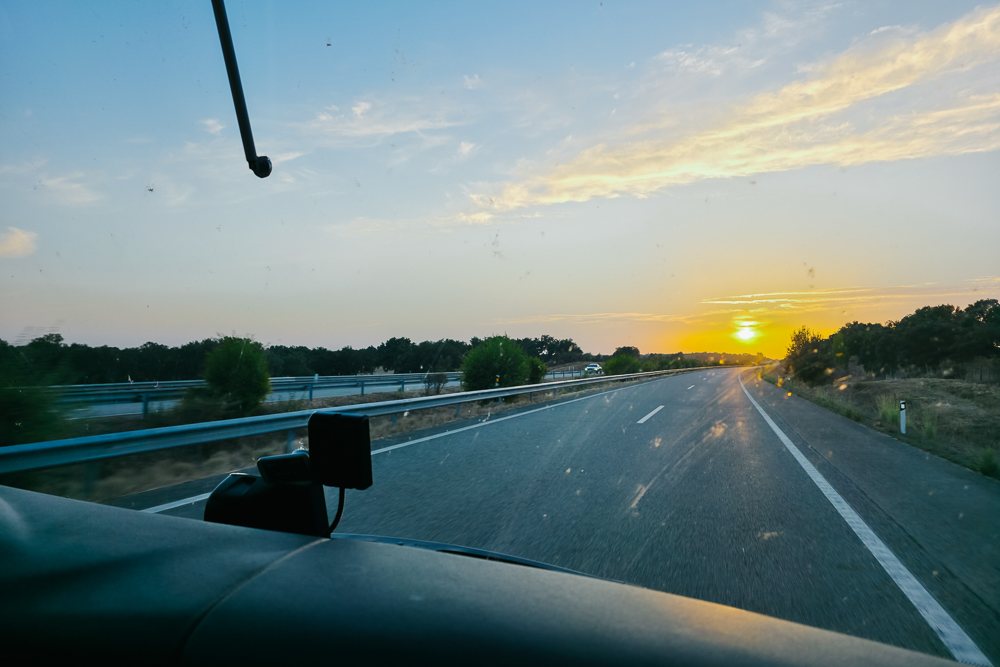 Jalan raya dari Sevilla ke Lisbon ketika matahari terbenam