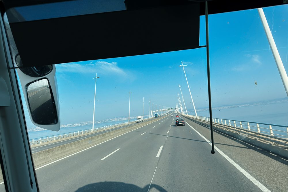 Jambatan Vasco da Gama merentasi Sungai Tagus di Lisbon