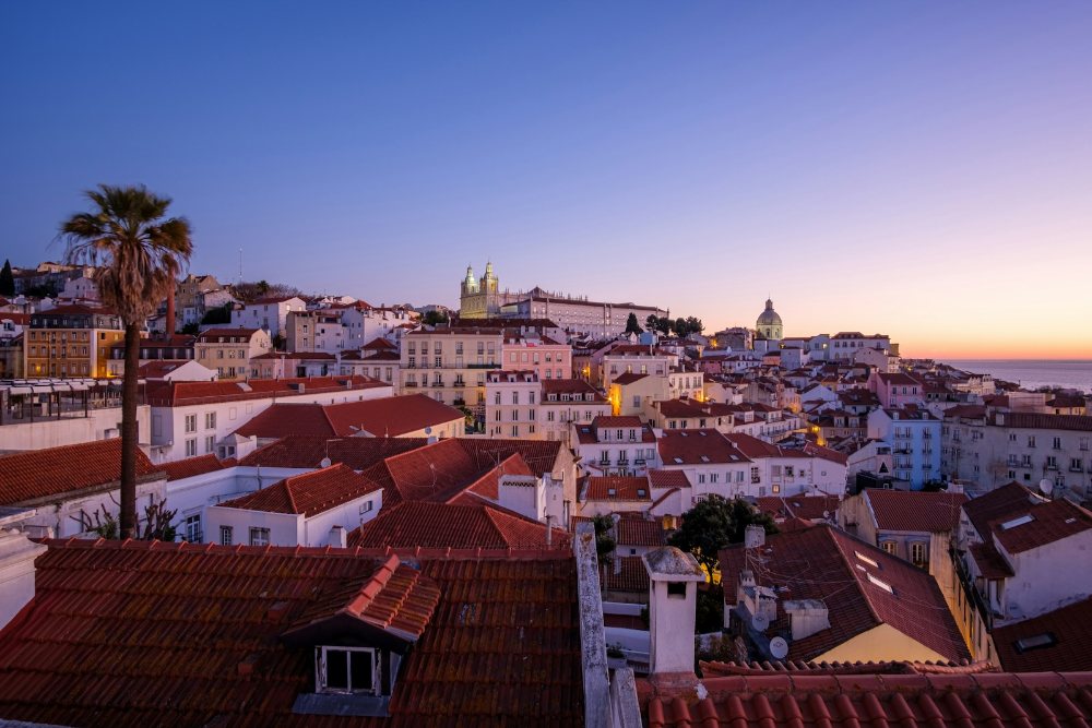 Panduan melawat Portugal, pemandangan senja di atas bumbung Alfama, Lisbon