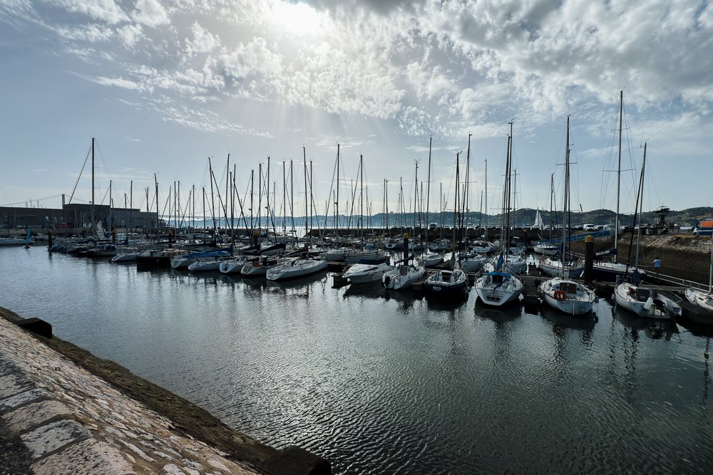 Panduan melawat Portugal, marina di Belém dengan langit cerah pada bulan September