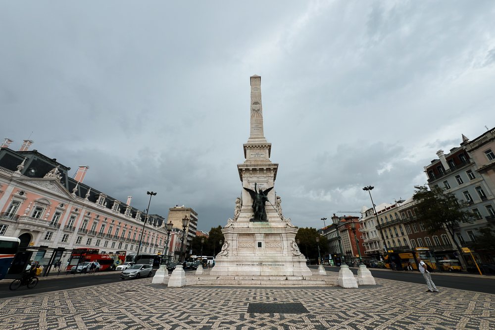 Obelisk Restauradores di dataran pusat bandar Lisbon