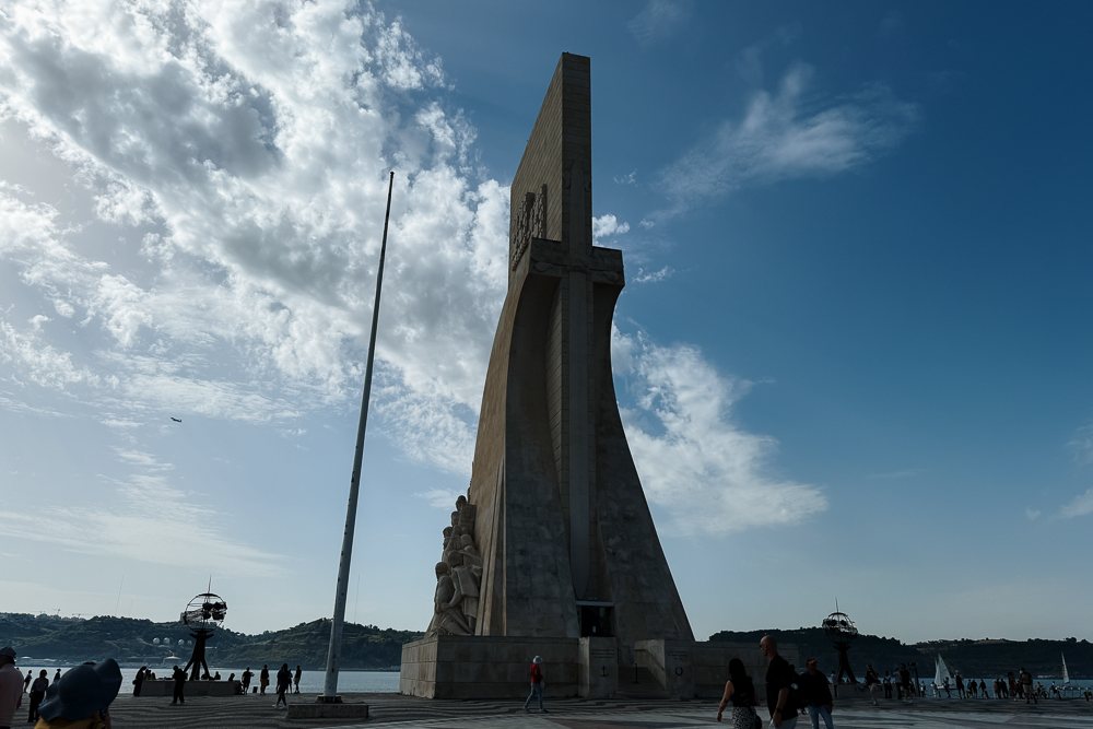 Panduan melawat Portugal, monumen Padrão dos Descobrimentos di tepi Sungai Tagus, Lisbon
