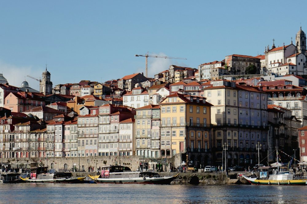 Panduan melawat Portugal, deretan rumah berwarna di tebing Sungai Douro, Porto