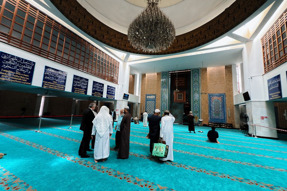 Ruang solat berpermaidani biru di Masjid Pusat Lisbon