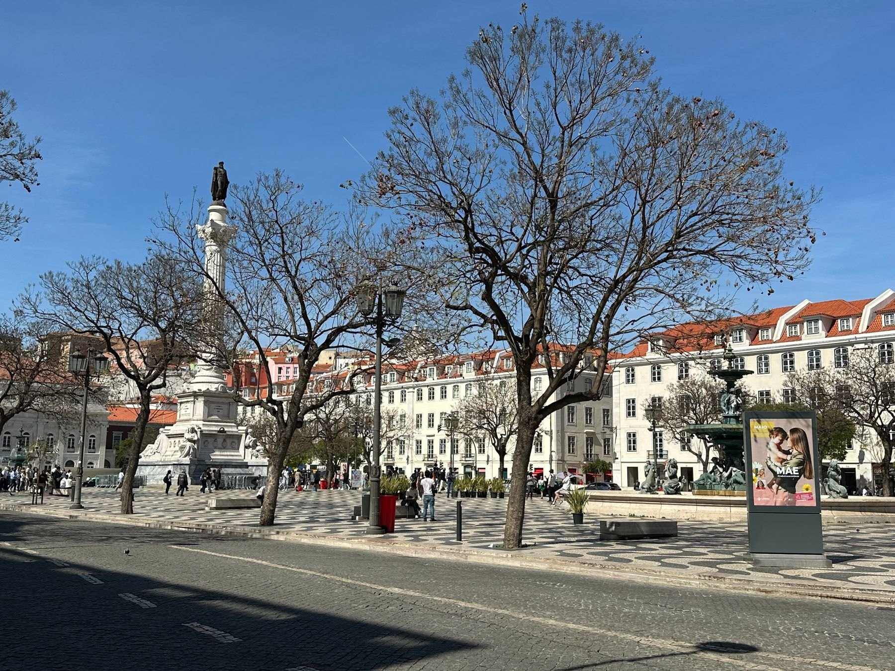 Praça Dom Pedro IV atau Rossio dengan deretan bangunan Pombaline