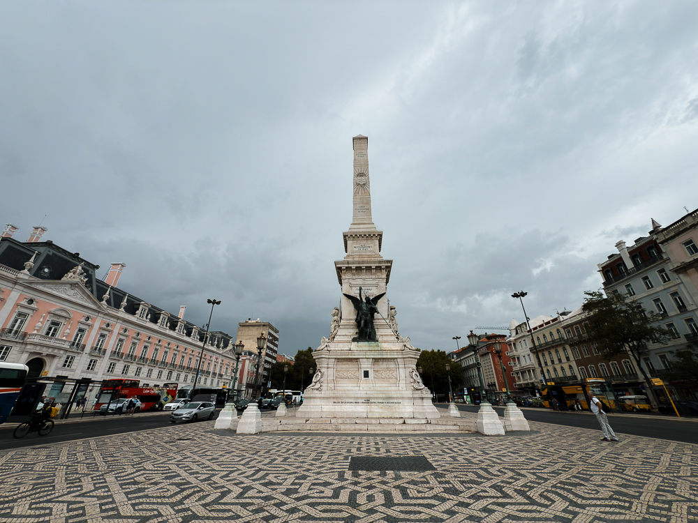 Obelisk Praça dos Restauradores, beberapa minit berjalan kaki dari Dataran Rossio