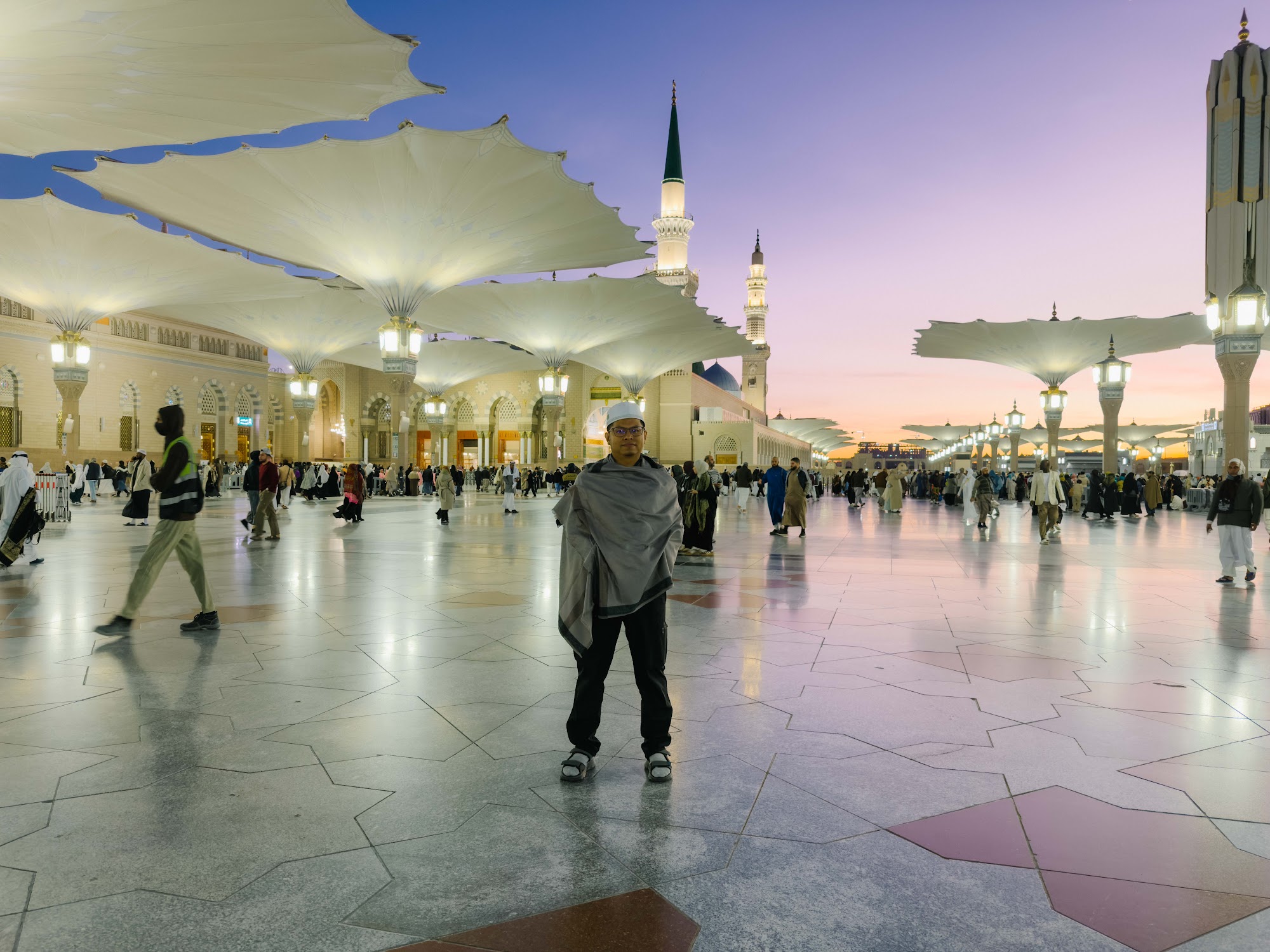 Jemaah di dataran Masjid Nabawi pada waktu pagi