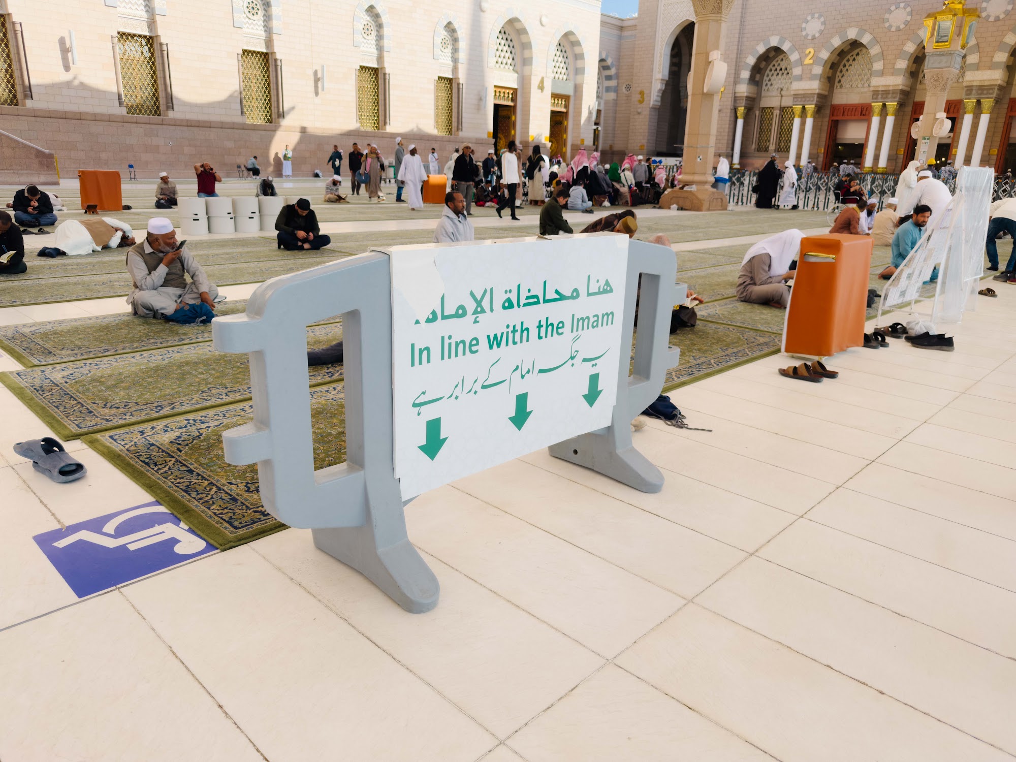 Jemaah berehat di ruang Masjid Nabawi